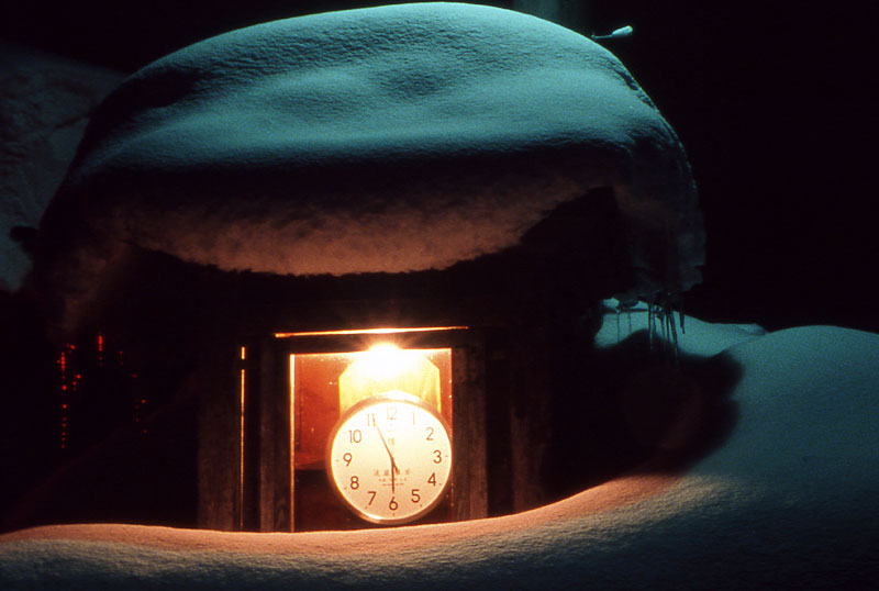 雪の積もった時計台の写真