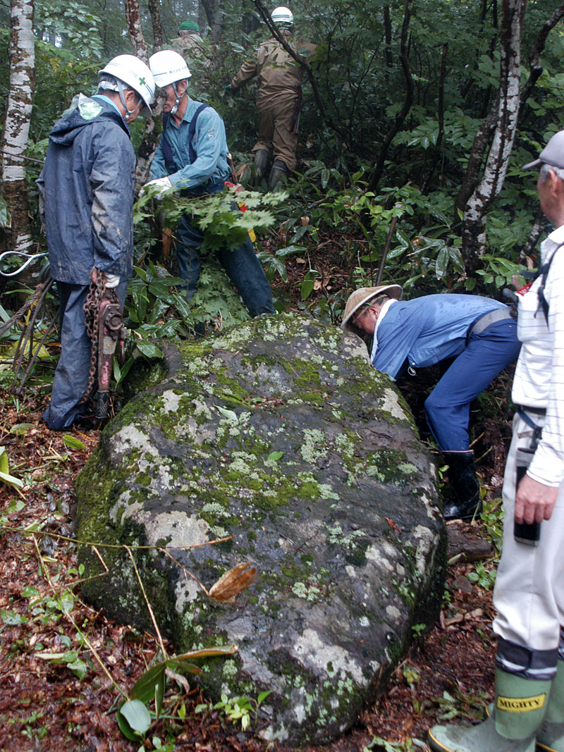 護摩檀石道普請供養塔の復元作業の写真