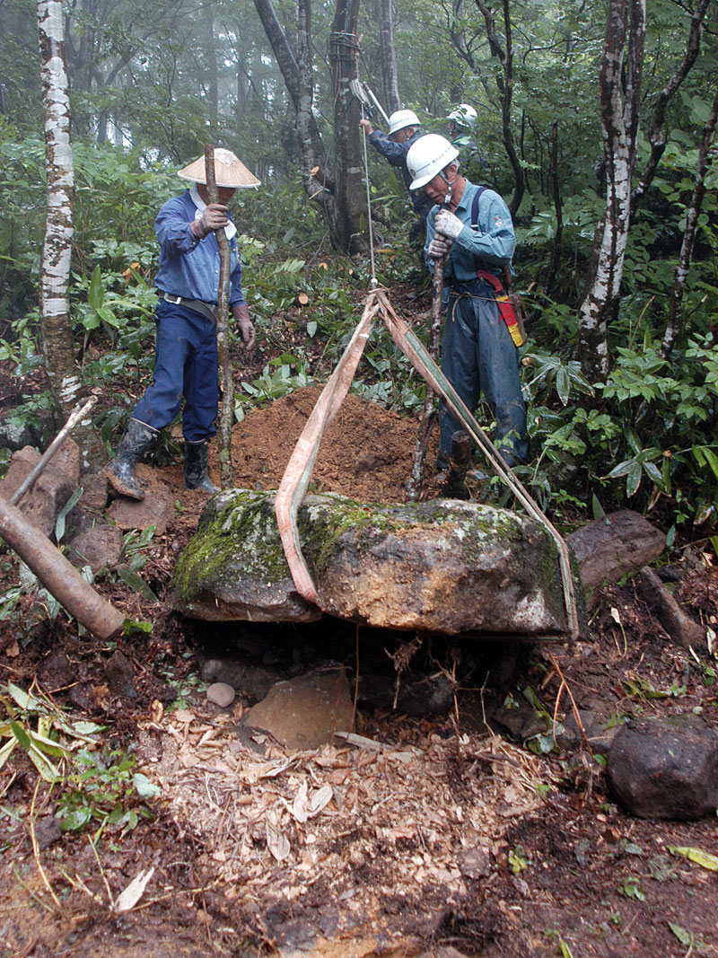 護摩檀石道普請供養塔の復元作業の写真